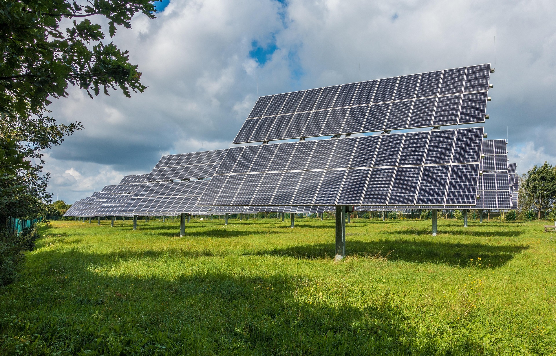 Alt=»Durée de vie panneau solaire. Panneaux photovoltaïques sur trackers solaires.»