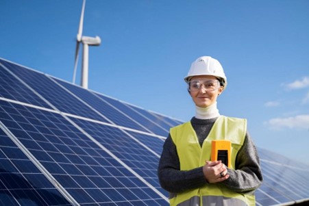 Un ingénieur solaire portant un équipement