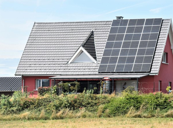 Une installation photovoltaïque sur le toit incliné d’une maison.