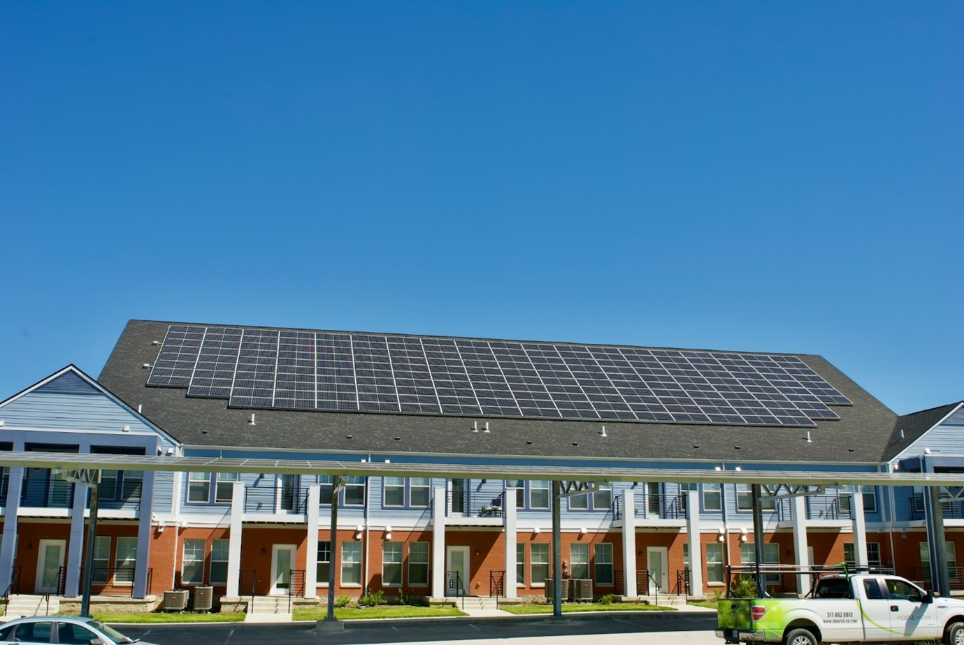 Aperçu de la grande dimension des panneaux solaires photovoltaïques installés sur le toit d’un bâtiment tertiaire.»