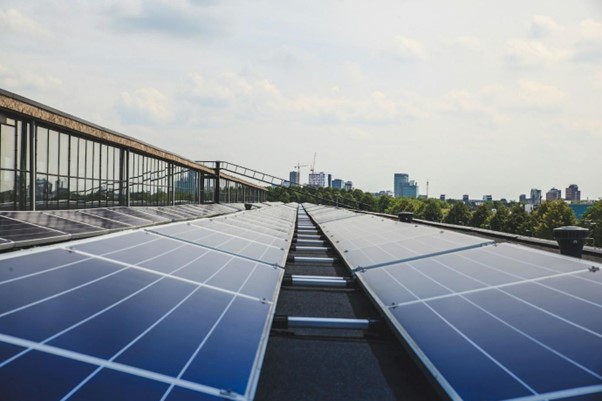 Différence entre panneau solaire et photovoltaïque : vue d’une installation photovoltaïque