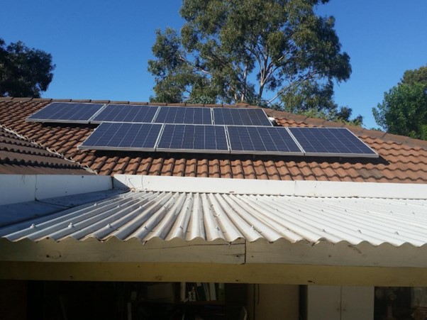 Panneaux solaires sur le toit d’une maison