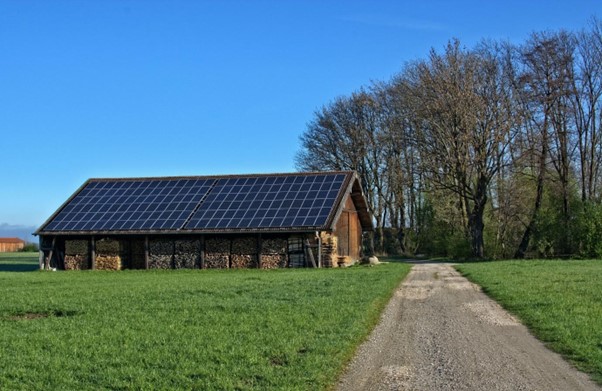 Panneaux solaires sur le toit d’un hangar