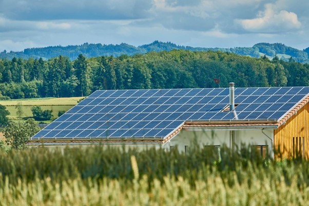 Toit recouvert de panneaux solaires photovoltaïques