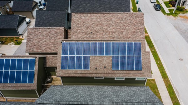 Fonctionnement de panneaux solaires photovoltaïques polycristallins sur un toit