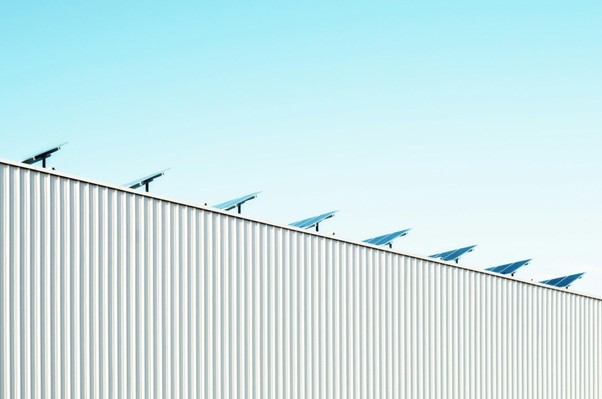 Panneaux solaires sur le toit d’un bâtiment industriel