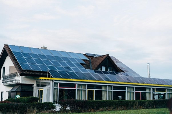 Alt=»Toiture panneau solaire. Toiture recouverte de panneaux photovoltaïques.»