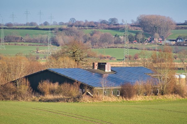 Avantages et inconvénients des panneaux photovoltaïques. Panneaux solaires sur le toit d’un hangar.