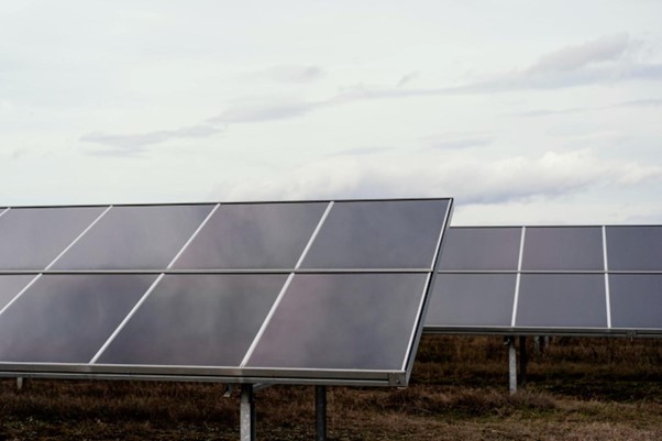 Avantages et inconvénients des panneaux photovoltaïques. Panneaux installés au sol.