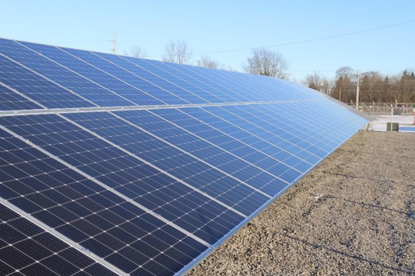 Composition d’un panneau solaire photovoltaïque. Panneaux solaires installés au sol.