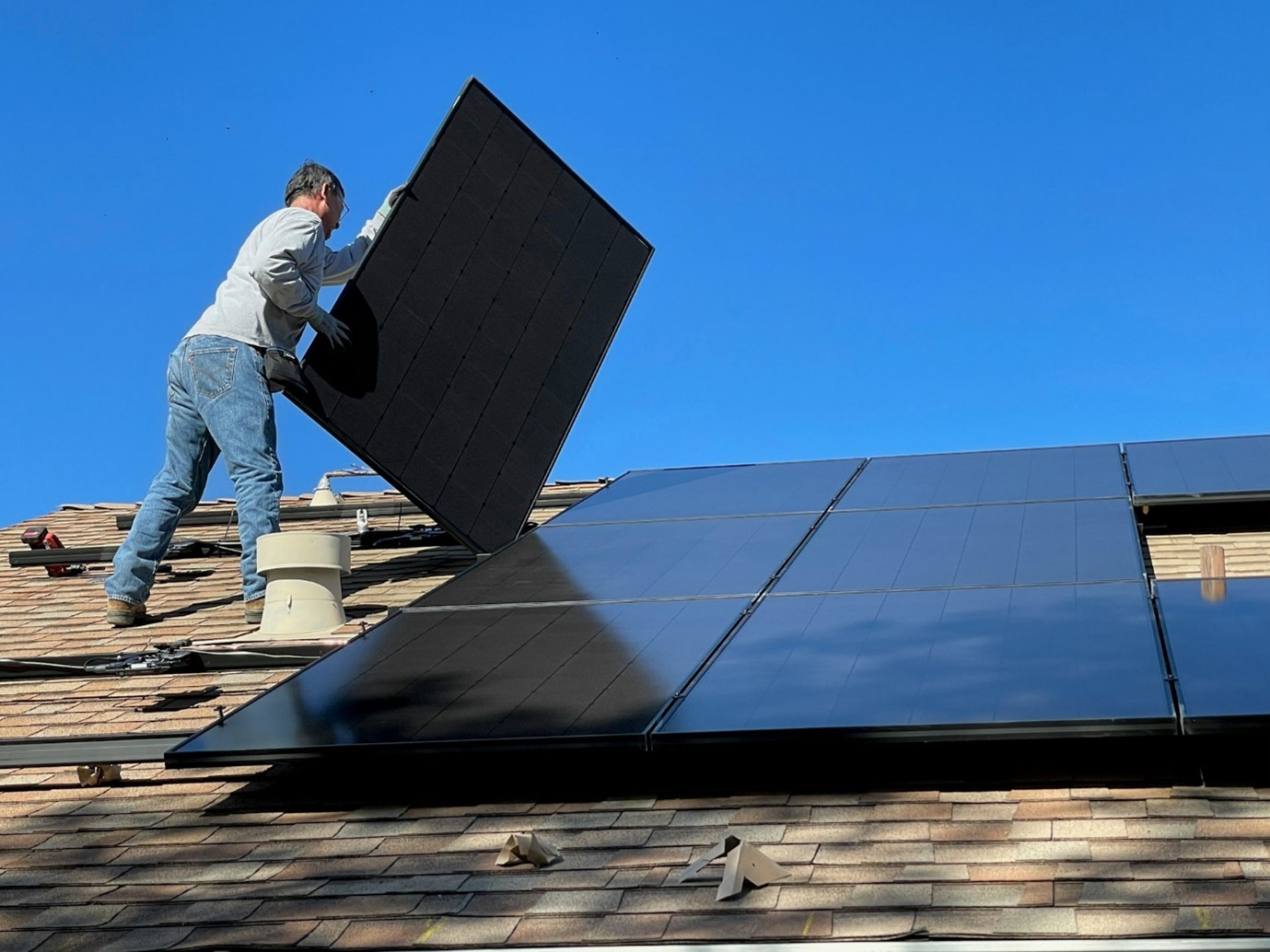 Installation d’un panneau solaire monocristallin