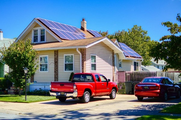 Panneau solaire monocristallin. Centrale solaire sur le toit d’une maison.