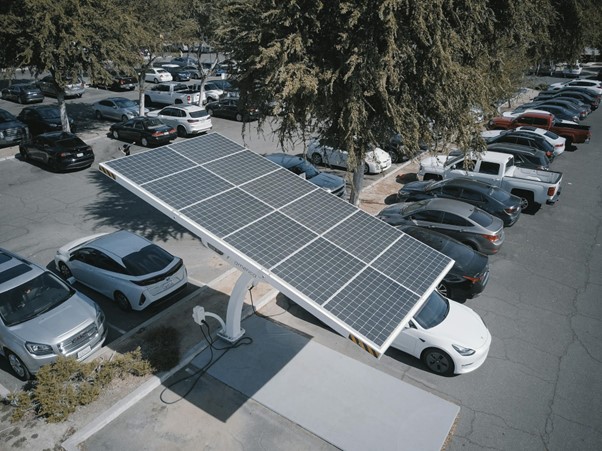 Ombrière de parking avec borne de recharge.