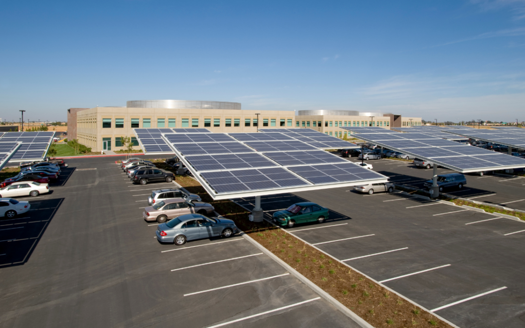 Ombrière solaire : principe de fonctionnement, prix et rentabilité en 2025