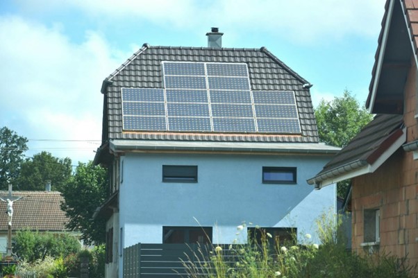 Panneaux solaires sur le toit incliné d’une maison.