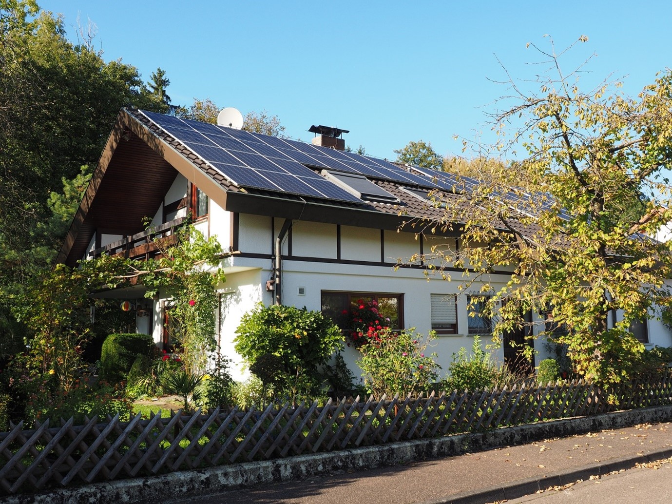 Puissance d’un panneau solaire, système photovoltaïque sur le toit d’une maison