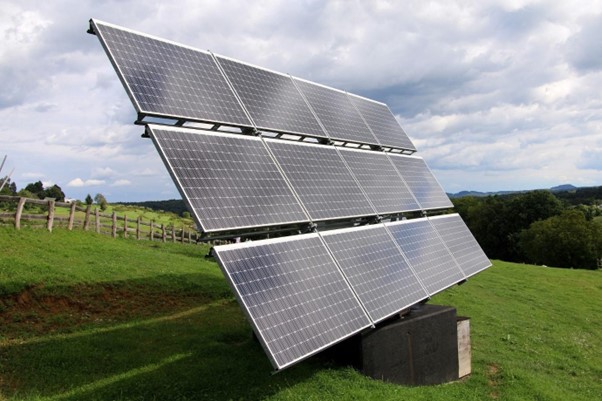 Poids d’un panneau solaire. Pose au sol sur un système de tracker solaire.