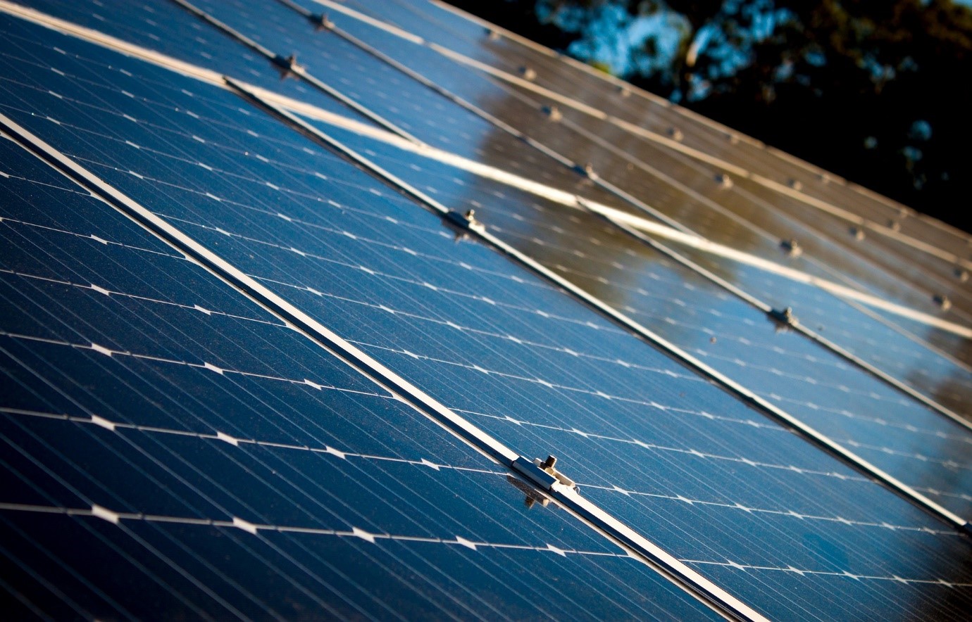 Aides panneaux photovoltaïques, panneaux solaires sur un toit.