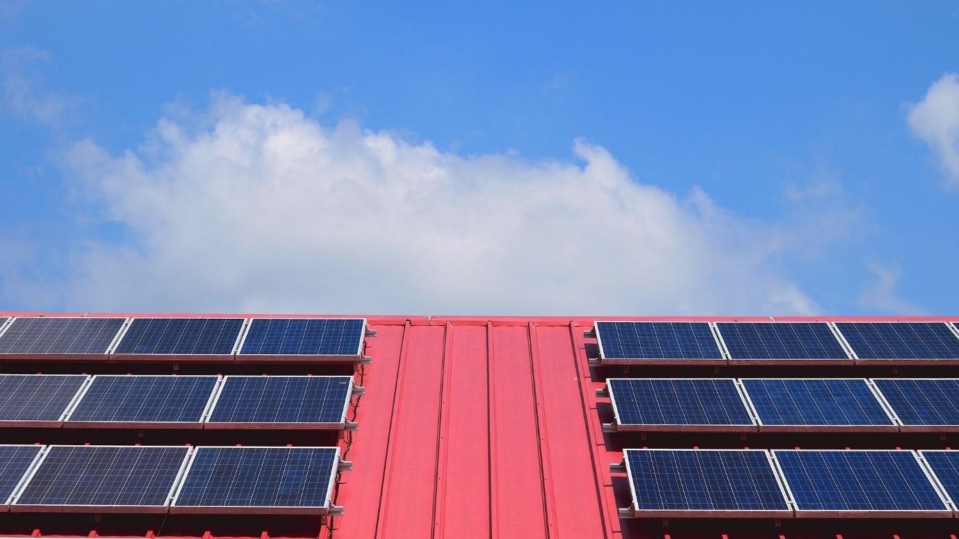 Installation photovoltaïque sur rails en aluminium. Image par Narupon Promvichai de Pixabay.