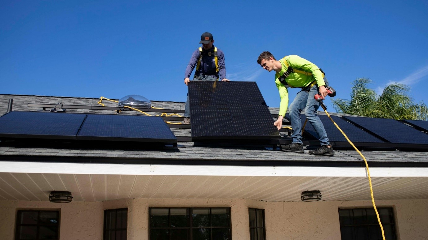 Pose de panneaux sur un logement situé dans l’une des meilleures régions pour installation solaire photovoltaïques.