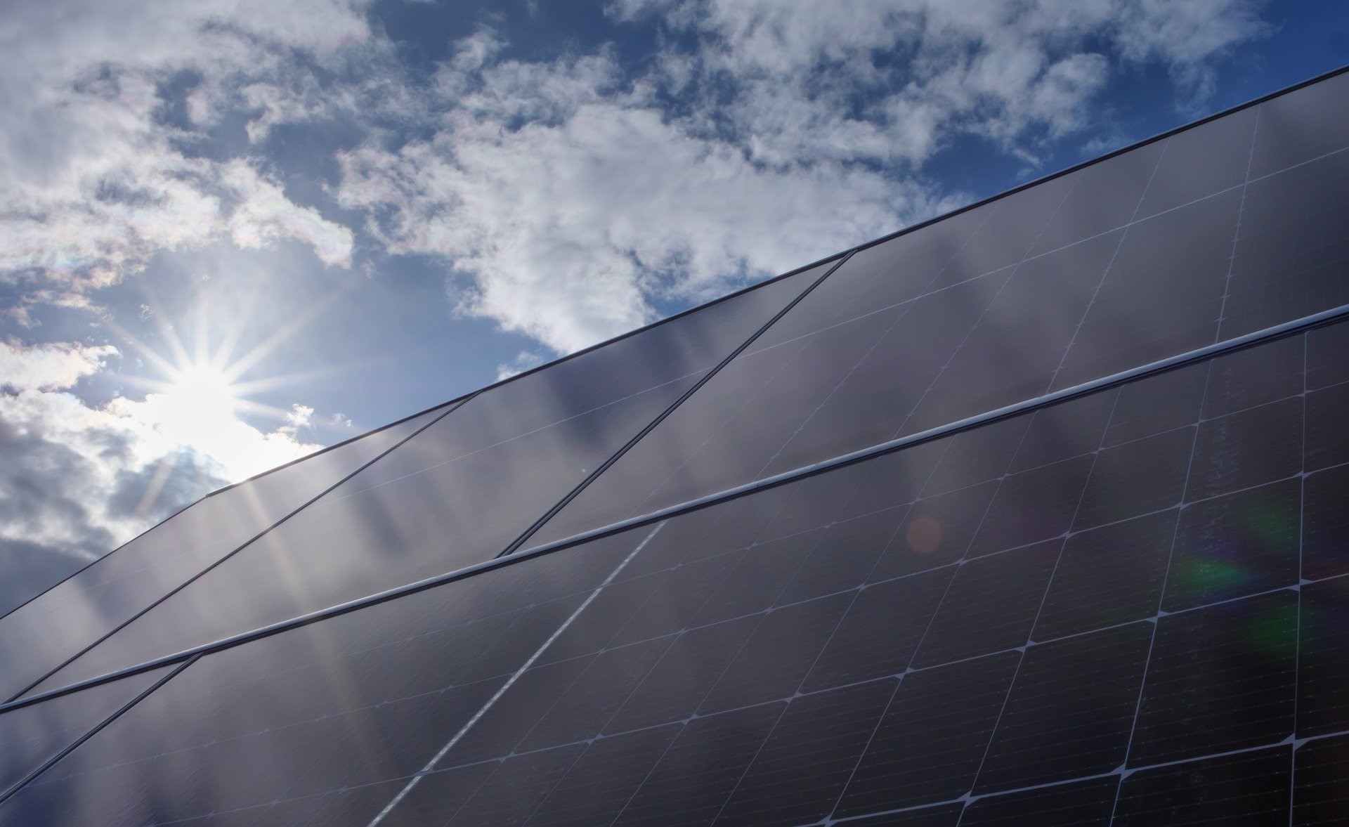 Alt=»Avantages des panneaux solaires thermiques, photovoltaïques et hybrides. Panneaux solaires inclinés.»