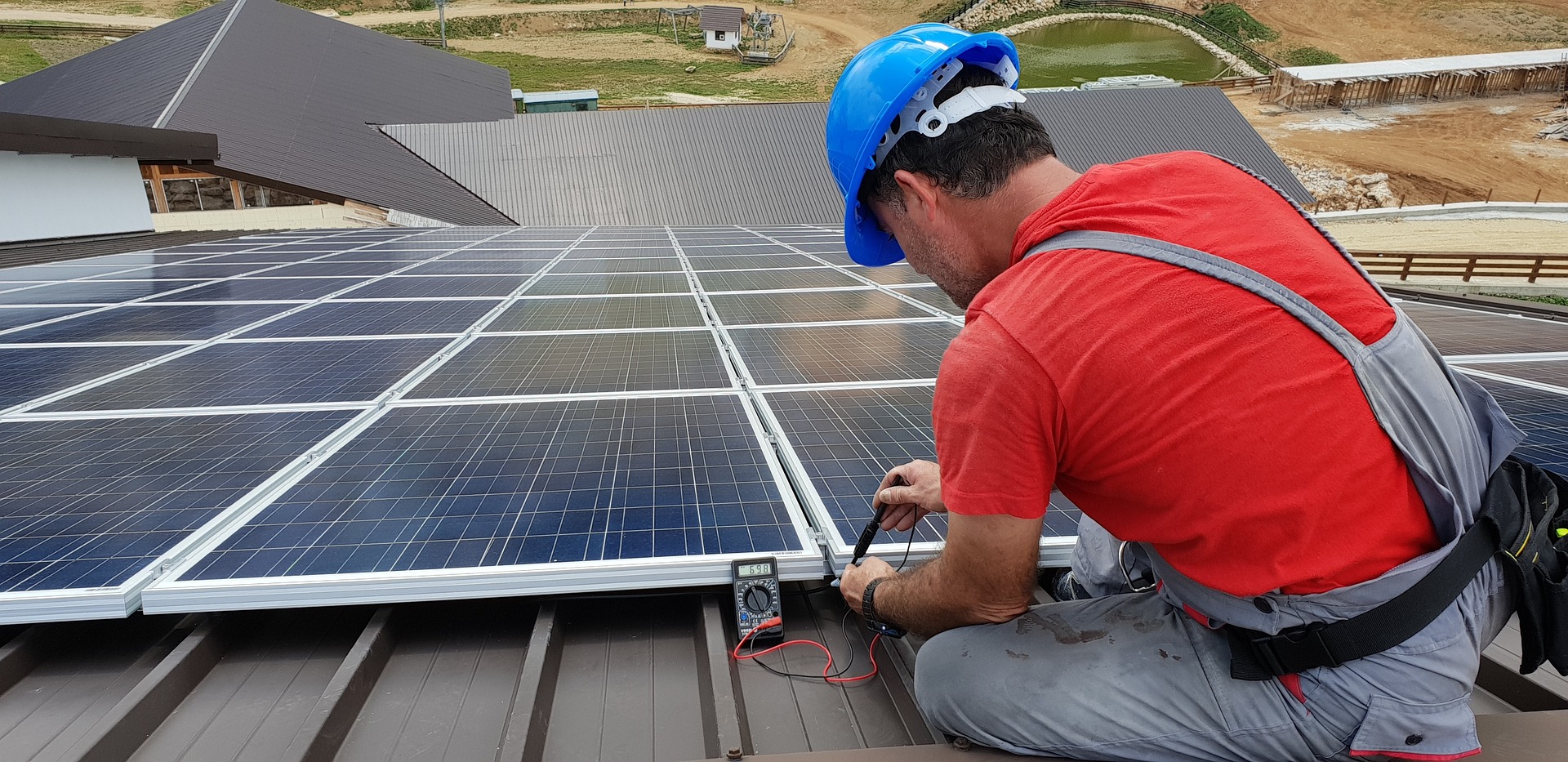 Branchement panneau solaire. Technicien en train de vérifier le branchement des modules.