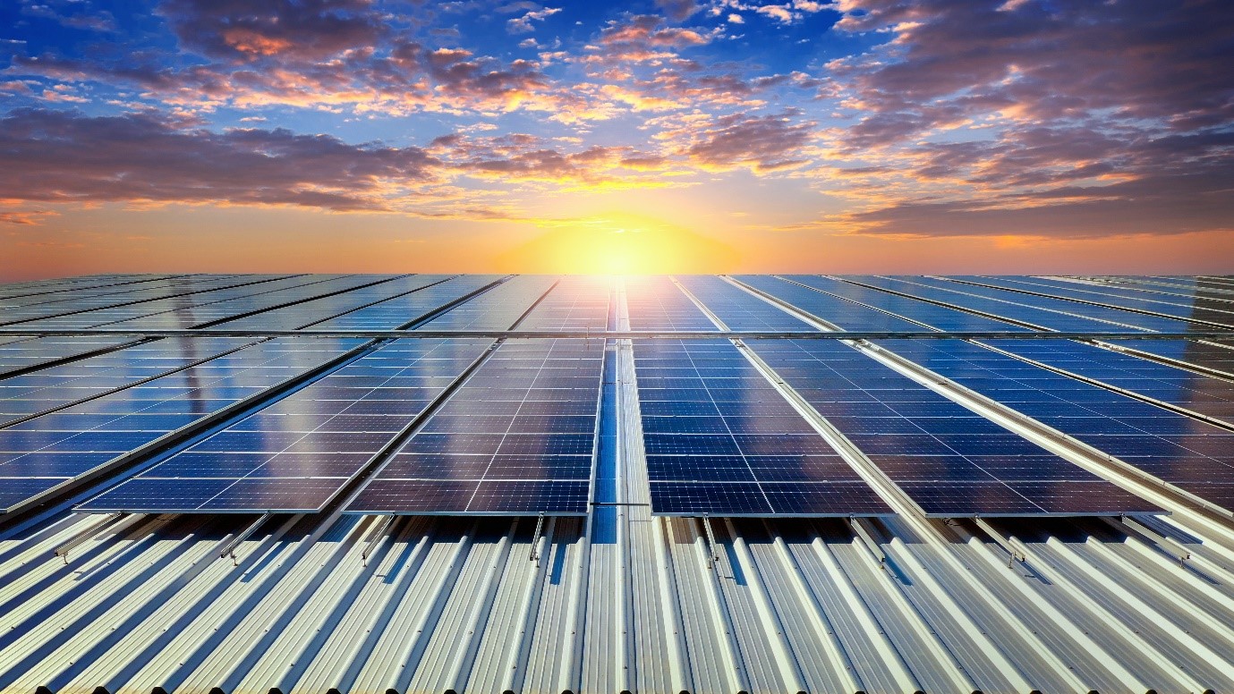 Composition d’un panneau solaire thermique. Panneaux solaires installés sur un toit.