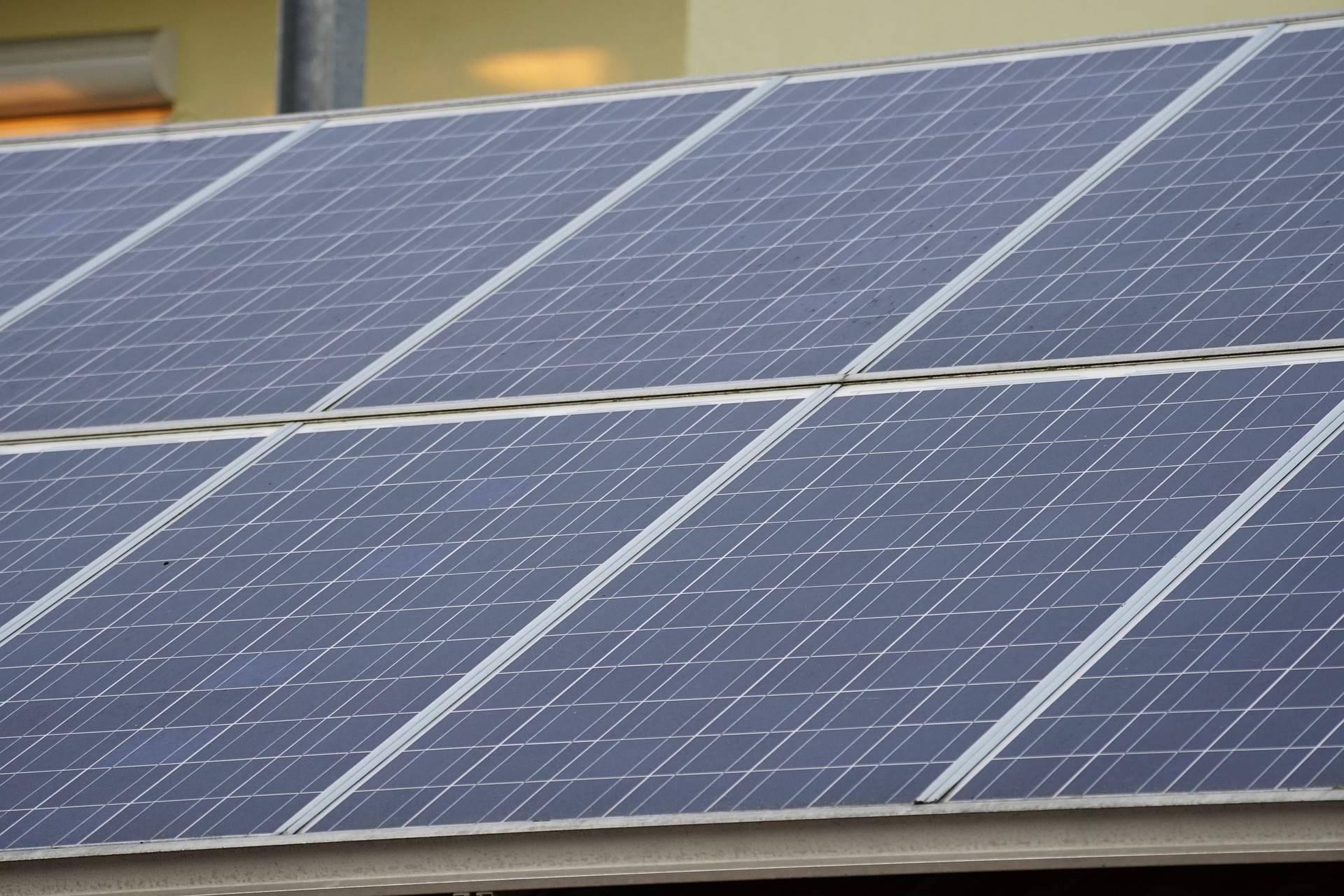 Alt=»Nettoyage panneau solaire. Panneaux photovoltaïques vus de près.»