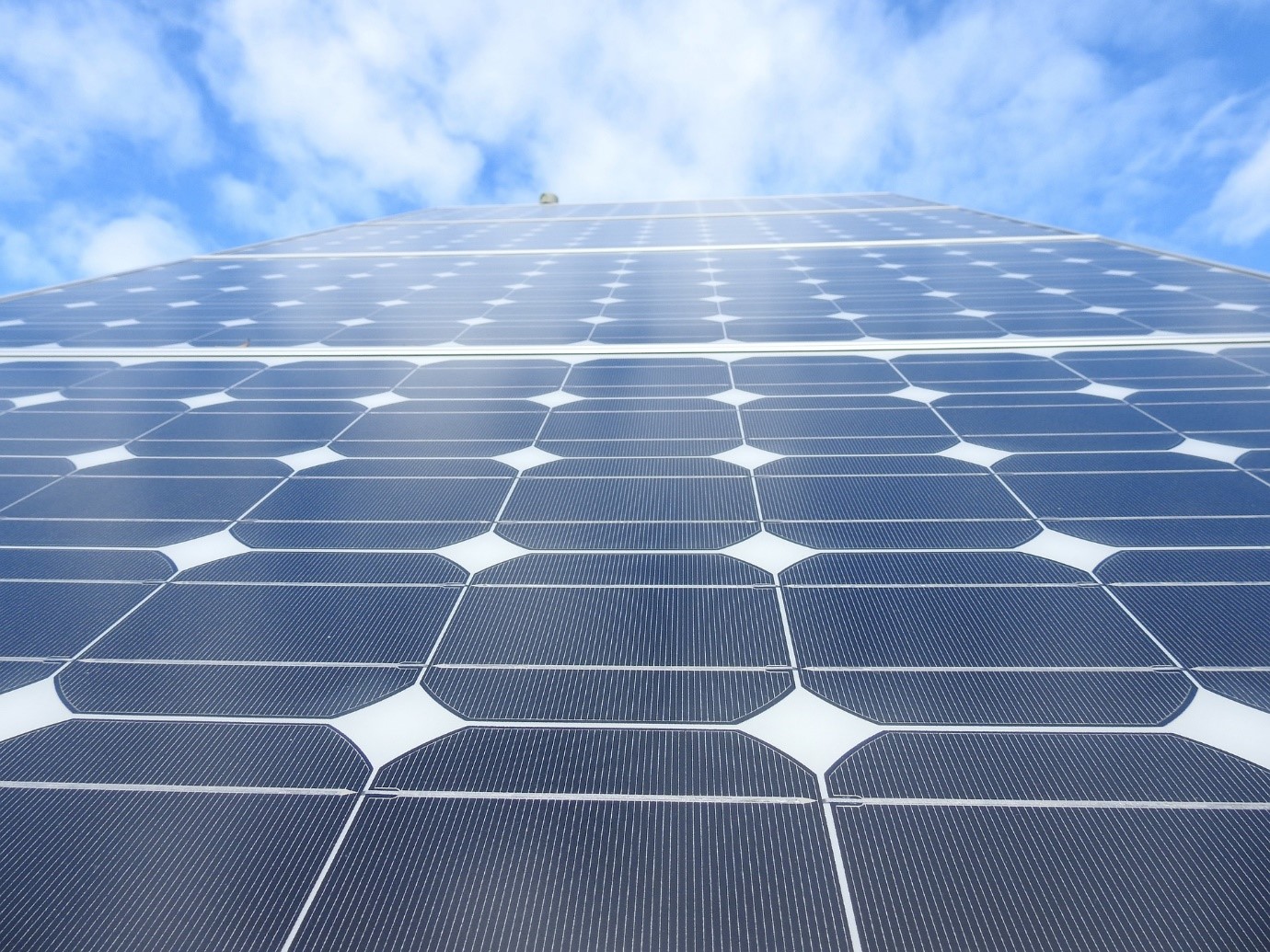 Alt=»Panneau solaire amorphe. Des cellules solaires exposées au soleil.»