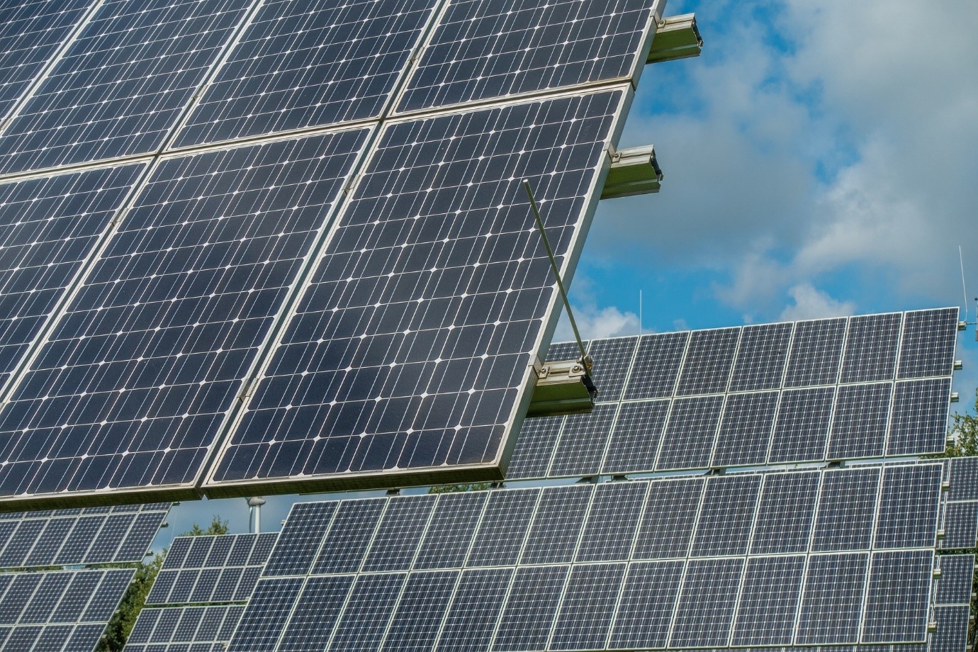 Panneau solaire bifacial. Panneaux photovoltaïques inclinés presque à la verticale.