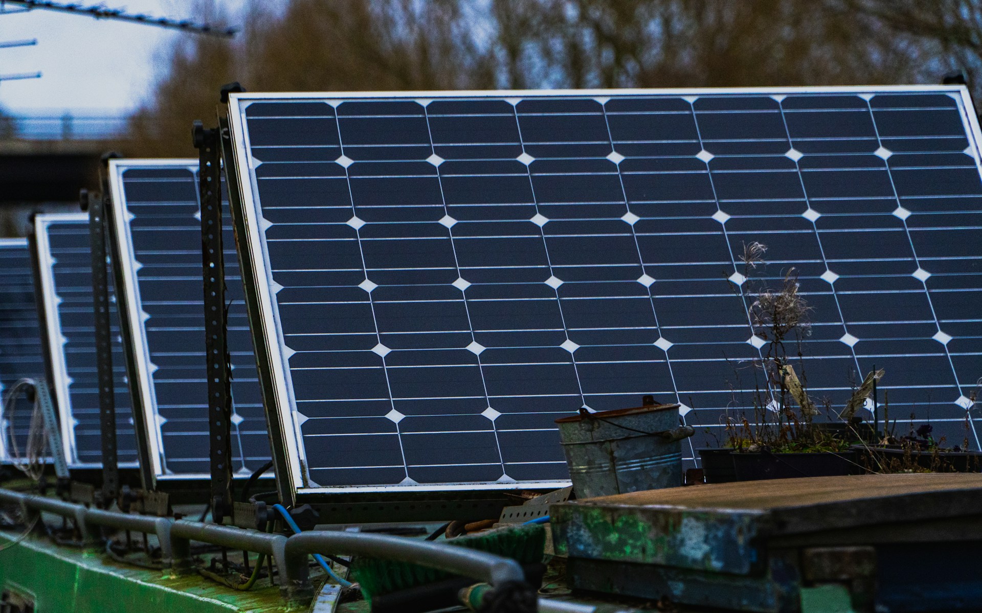 Panneau solaire bifacial. Panneaux solaires fortement inclinés.