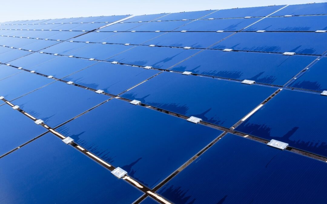 Panneau solaire polycristallin : quels sont les avantages et inconvénients ?
