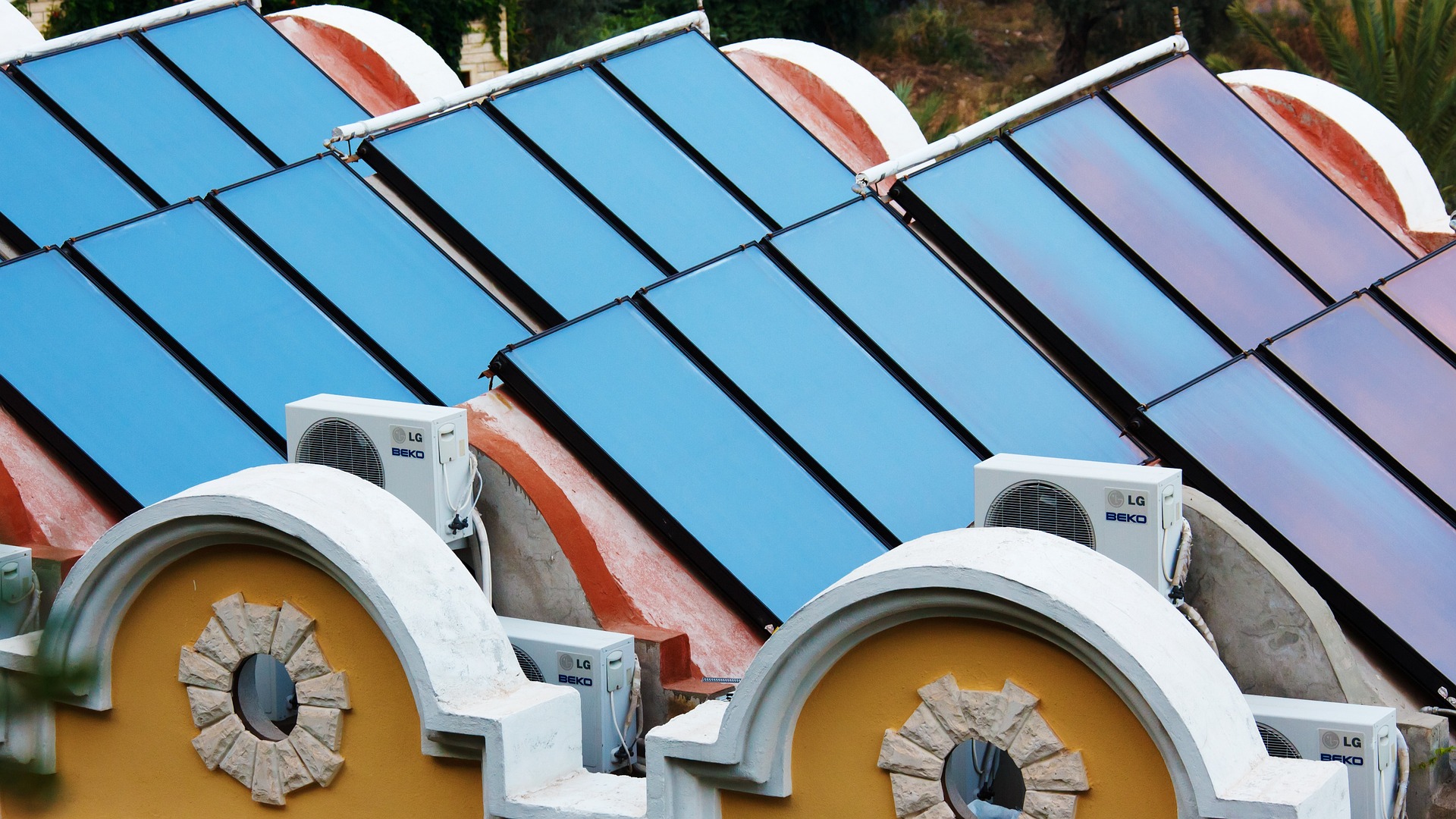 Panneau solaire thermique. Capteurs thermiques plans vitrés.