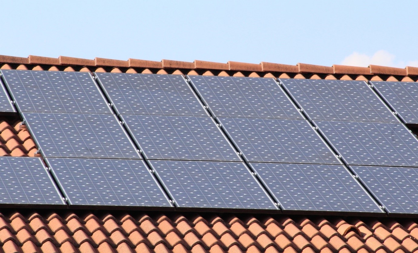 Alt=»Panneau solaire thermique. Des panneaux solaires photovoltaïques installés sur un toit incliné.»
