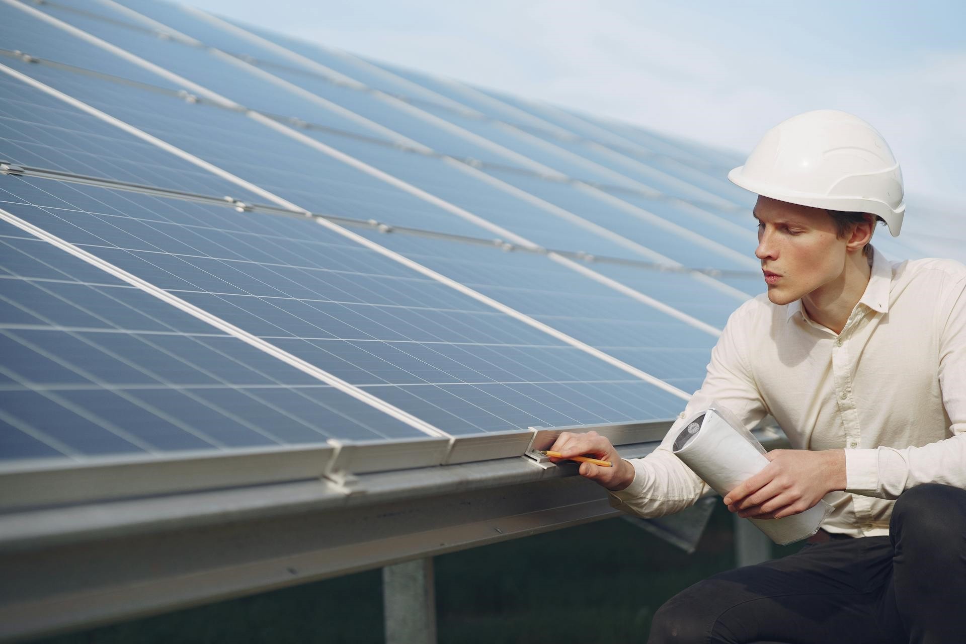 Performance des panneaux solaires : vérification d’un panneau par un technicien.
