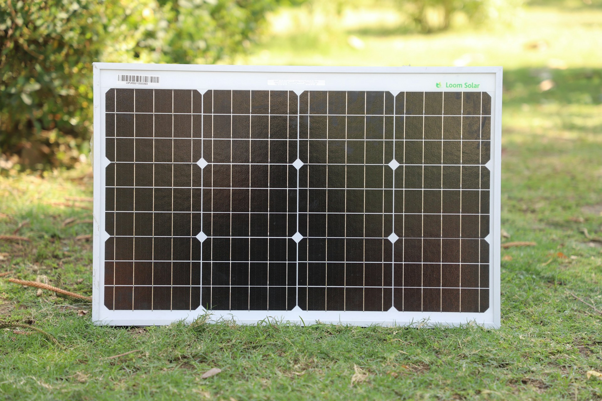 Petit panneau solaire monocristallin de forme rectangulaire.