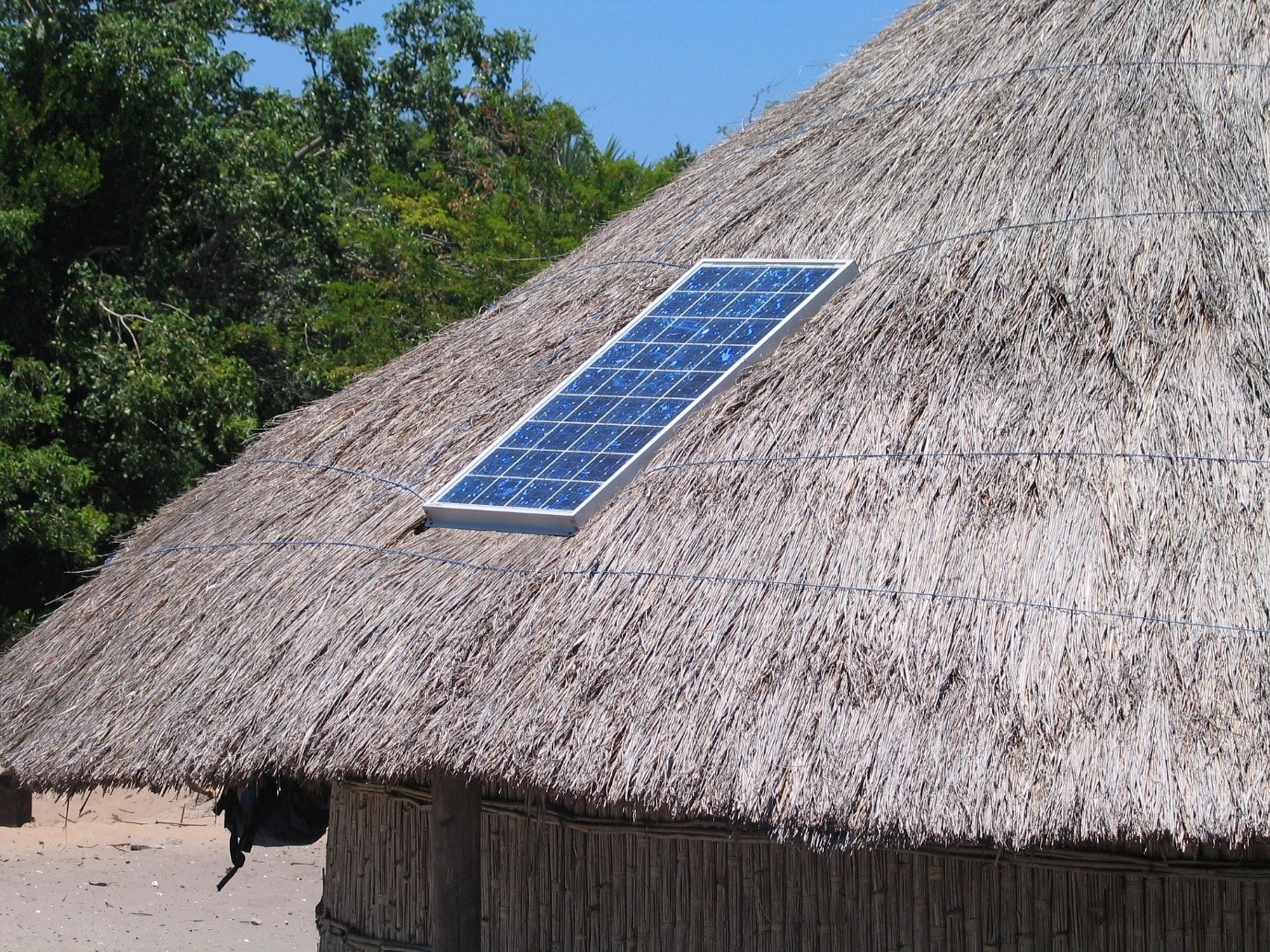 Alt=»Petit panneau solaire sur le toit d'une cabane.»