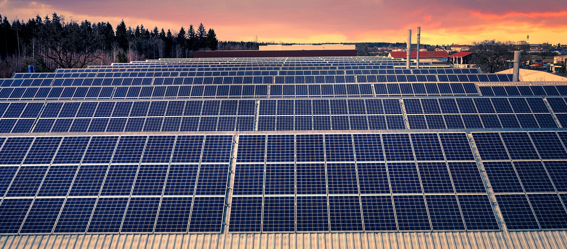 Prime panneau solaire, centrale photovoltaïque sur le toit d'un bâtiment.