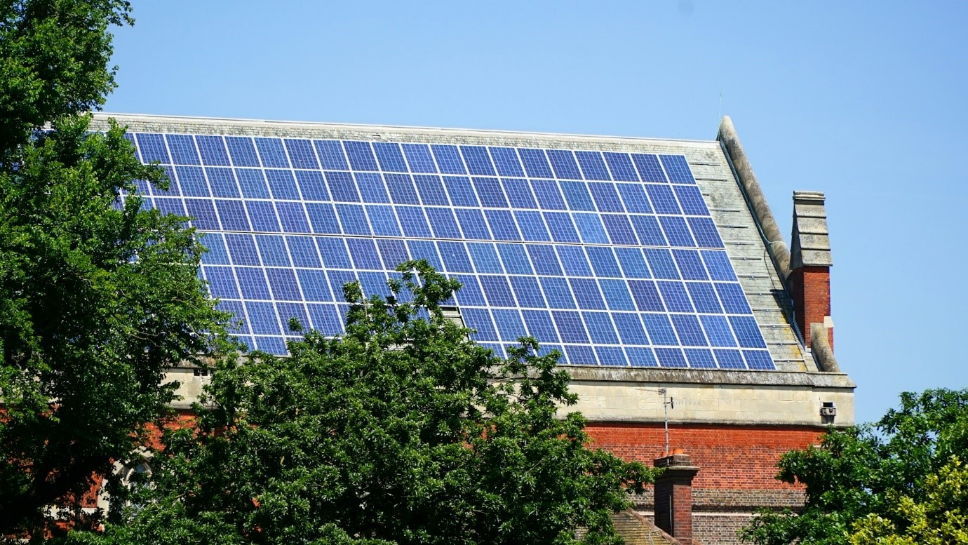 Alt=»Production panneau solaire photovoltaïque. Toiture recouverte de panneaux solaires.»