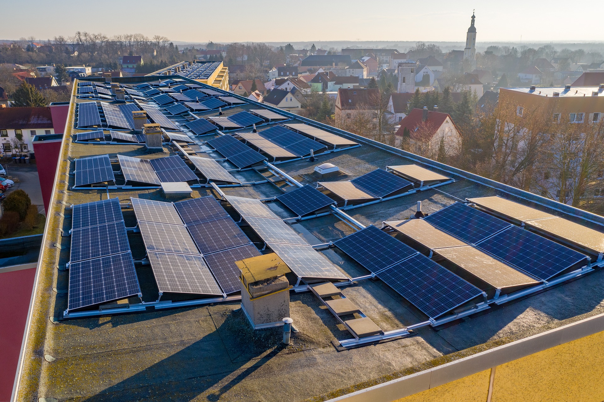 Production panneau solaire. Nombreux panneaux solaires photovoltaïques installés sur une grande surface de toiture.