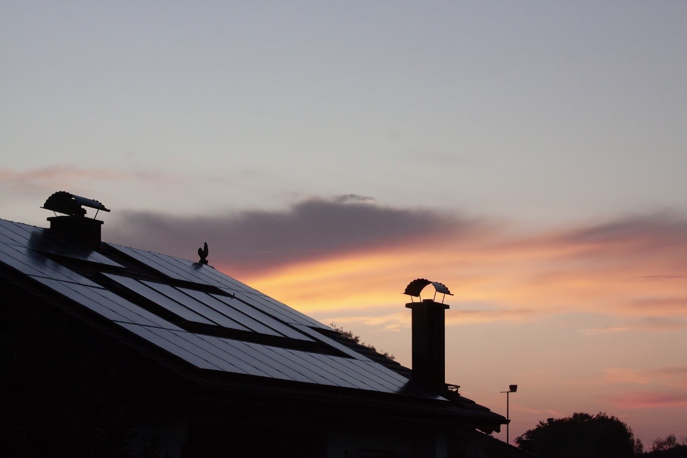 Alt=»Rendement panneau solaire. Panneaux photovoltaïques monocristallins sur une toiture en pente.»