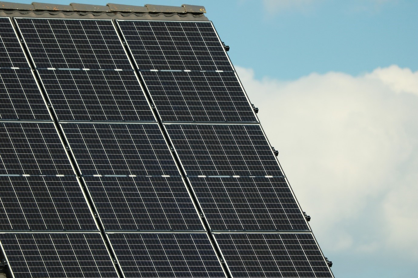 Alt=»Avis autoconsommation avec revente du surplus. Panneaux solaires photovoltaïques sur un toit incliné.»