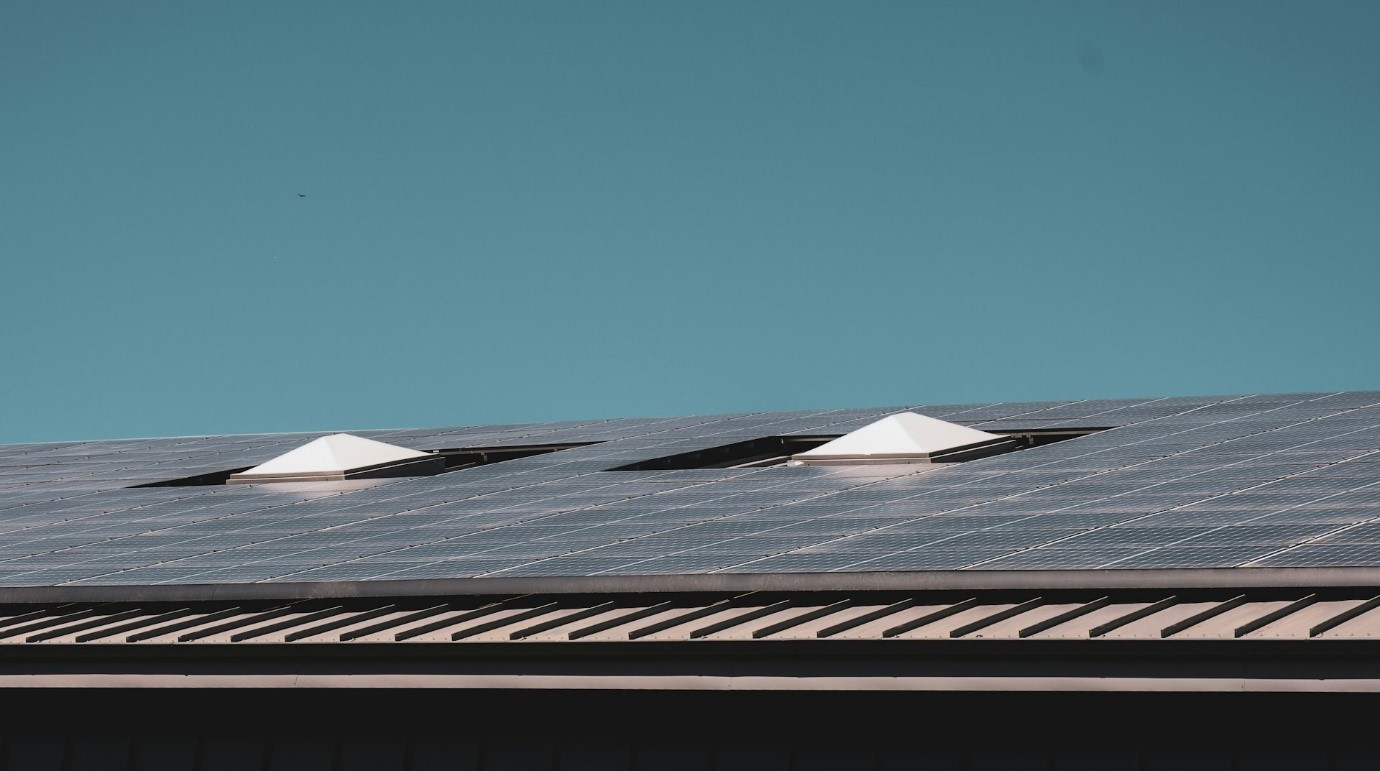 Différence entre onduleur et micro-onduleur. Panneaux solaires installés sur un toit.