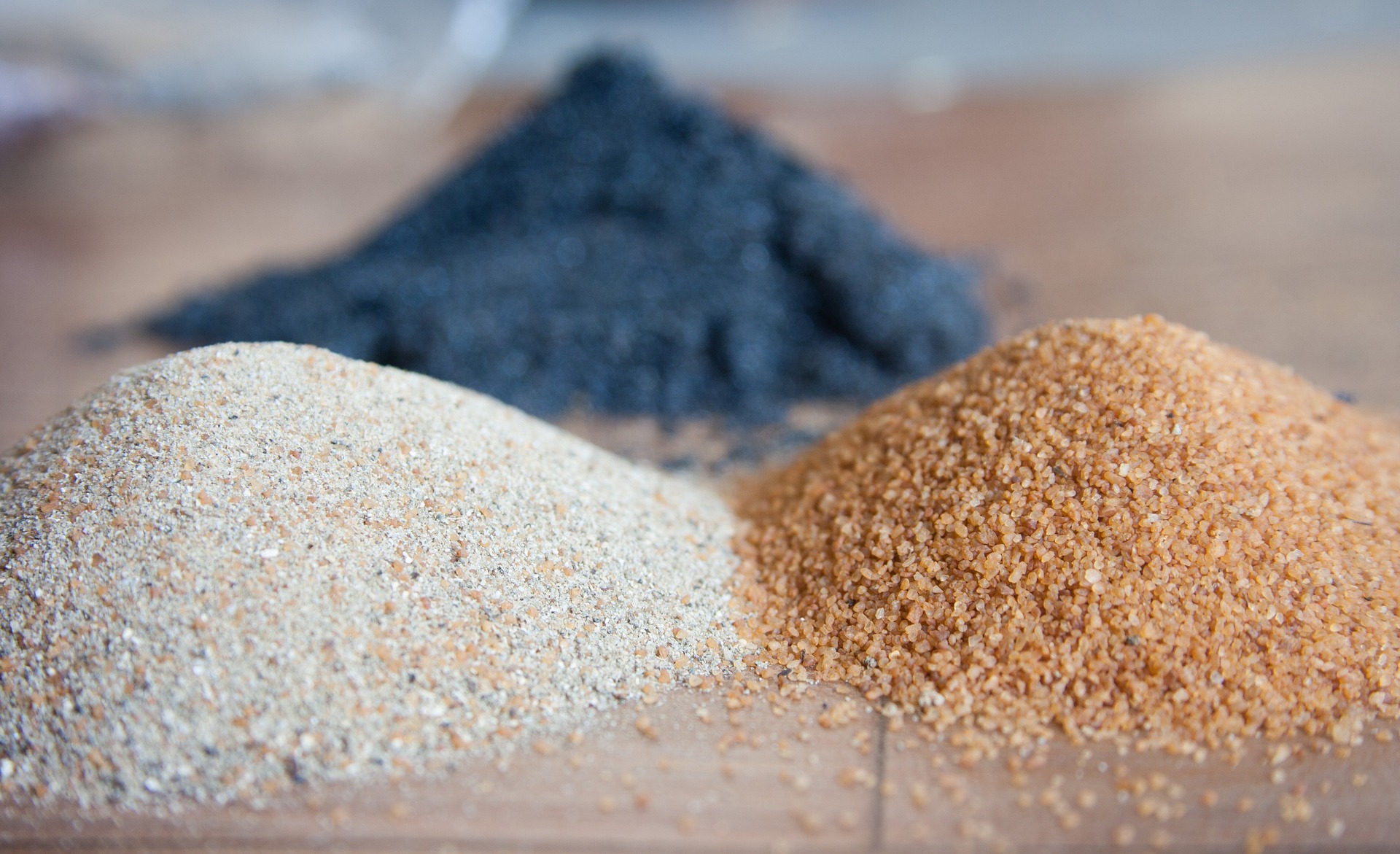 Alt=»Durée de vie de la silice. Du sable pour l'extraction de la silice.»