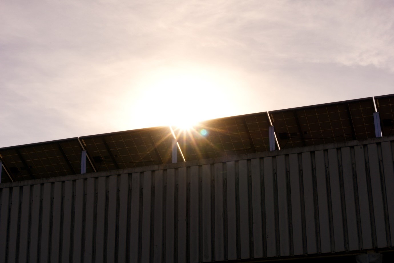 Alt=»EDF OA obligation solaire. Installation solaire sur le toit d'un local commercial.»