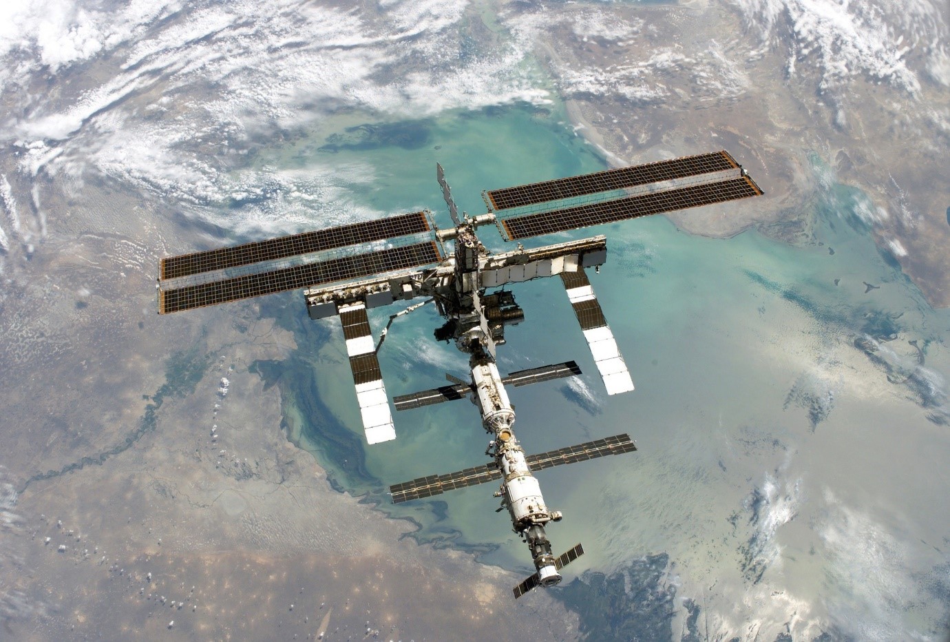 Alt=»Energie solaire histoire à connaître. Satellite avec des panneaux solaires.»