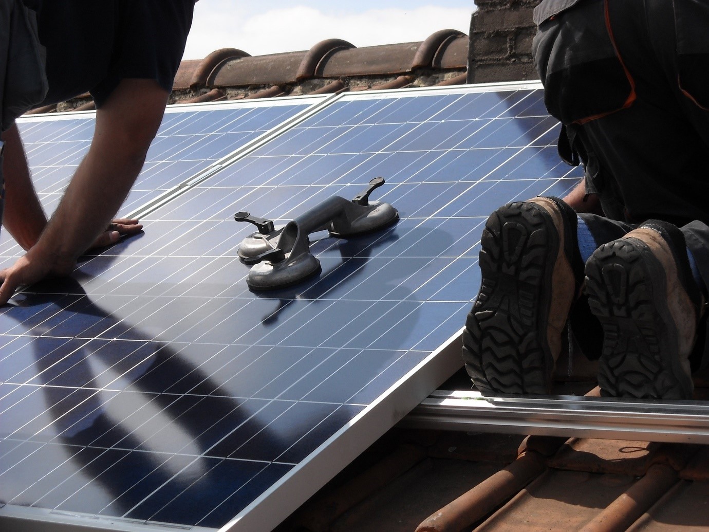 Alt=»Garantie panneau solaire. Pose de panneaux solaires par un artisan.»