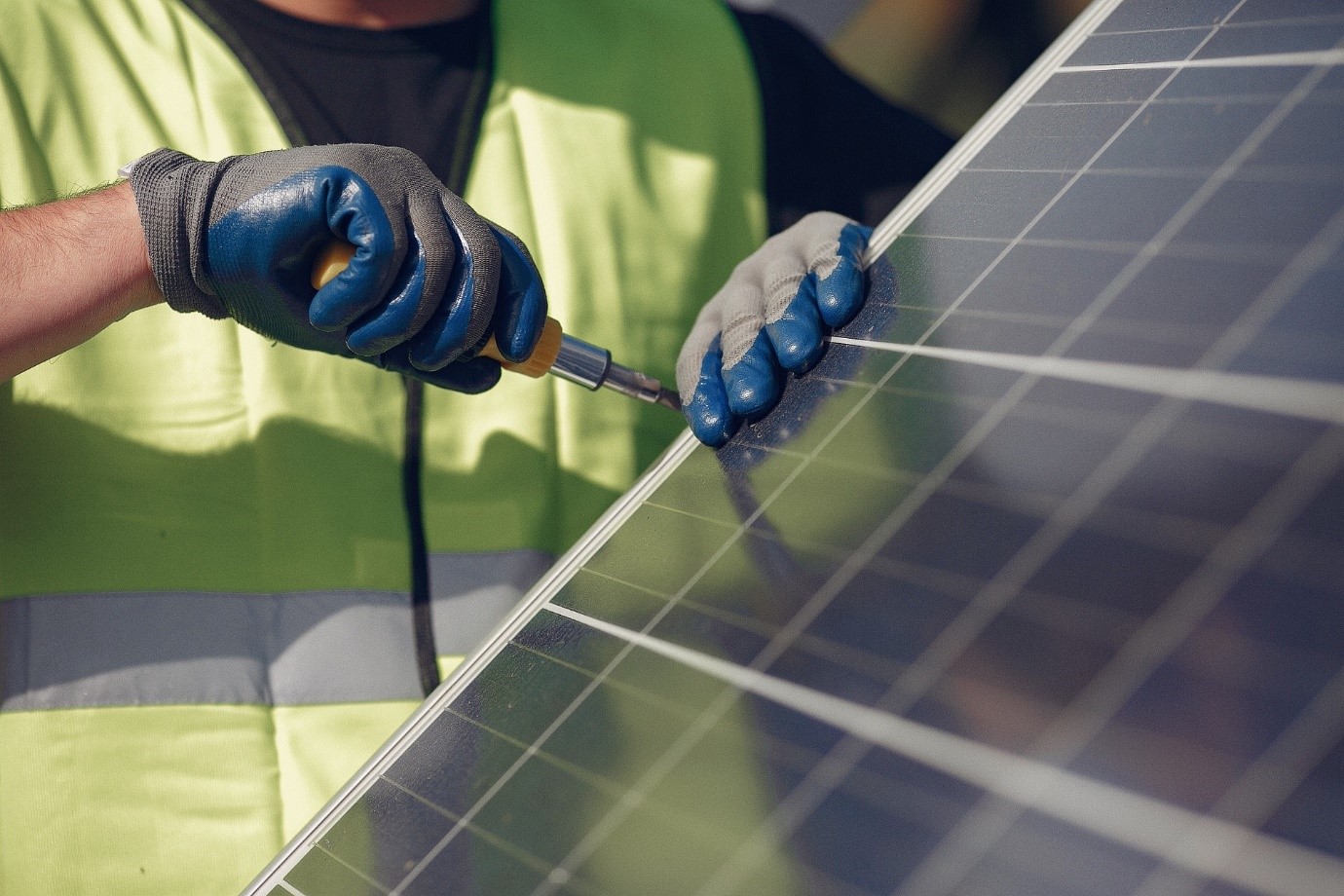 Alt=»panneau solaire à brancher sur prise 220v avis. Fixation d'un panneau photovoltaïque.»