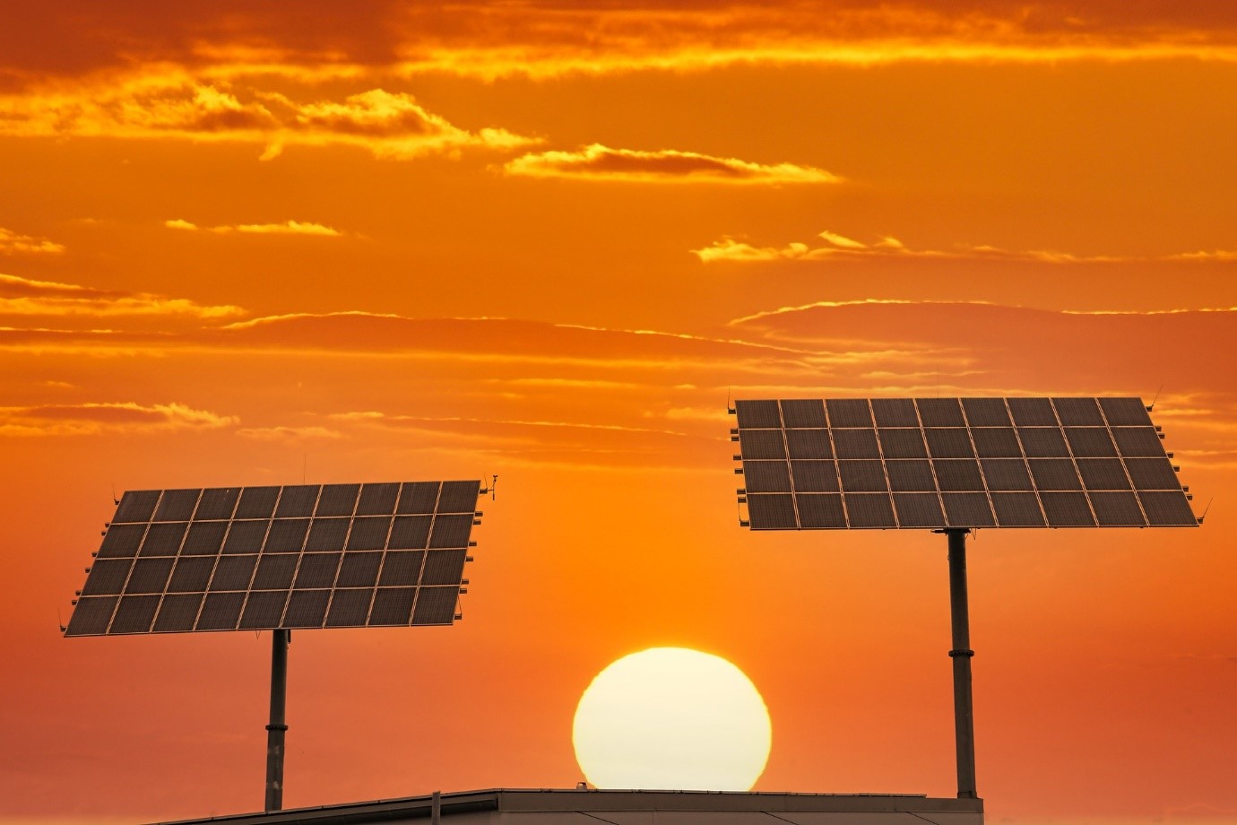 Alt=»Panneau solaire chinois. Panneaux solaires au coucher du soleil.»