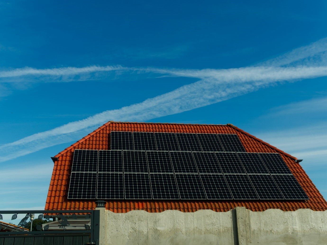 Alt=»Panneau solaire hybride. Panneaux photovoltaïques sur le toit d'une maison.»